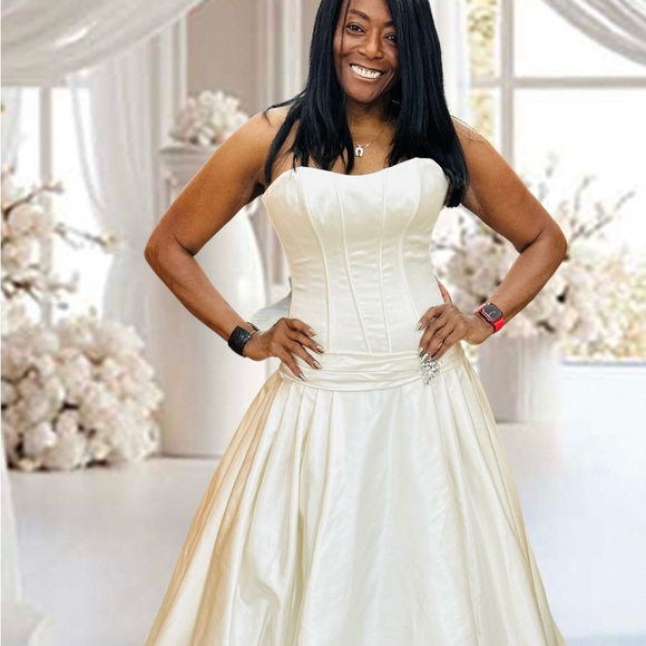 Maggie Sottero Memories Corset Wedding Gown w/Bustle & Free Bling Flip Flops - Picture 5 of 6